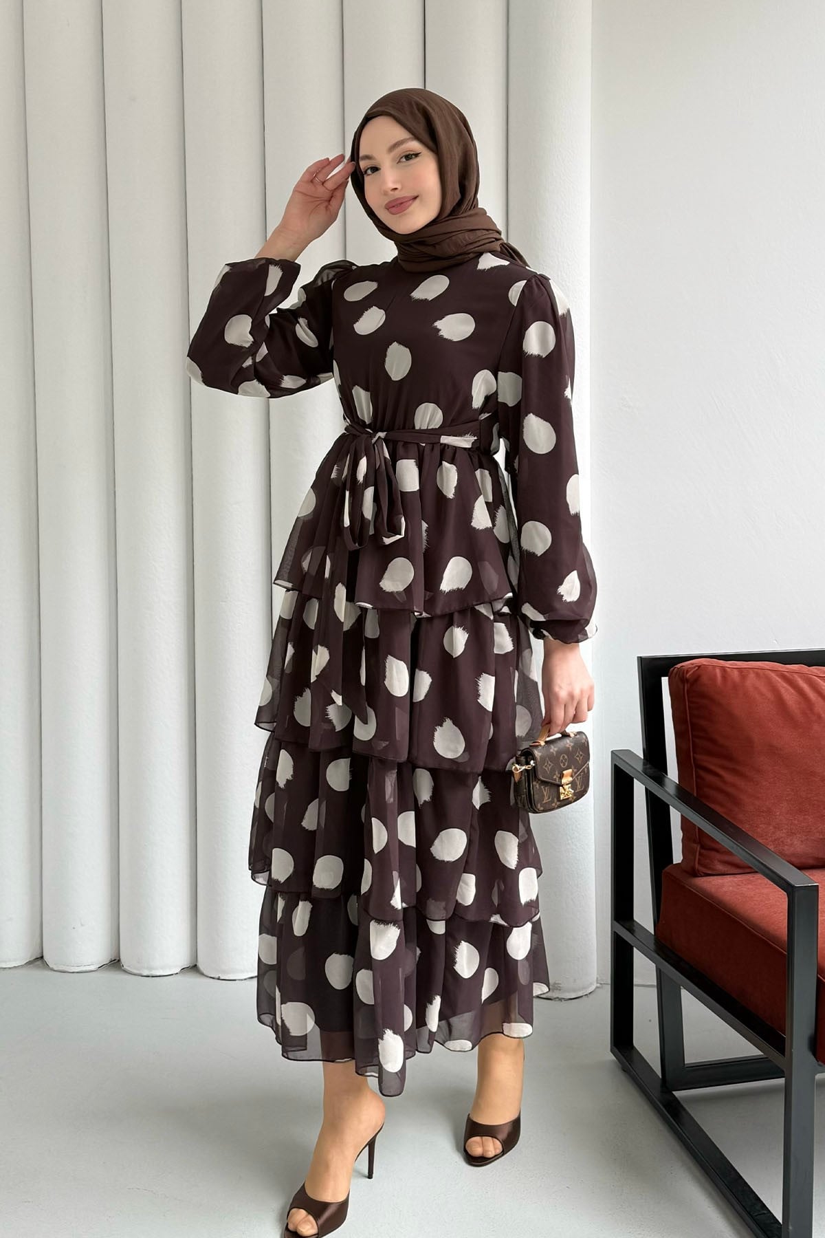 Puantiyeli Kat Katlı Şifon Tesettür Elbise-KAHVERENGİ