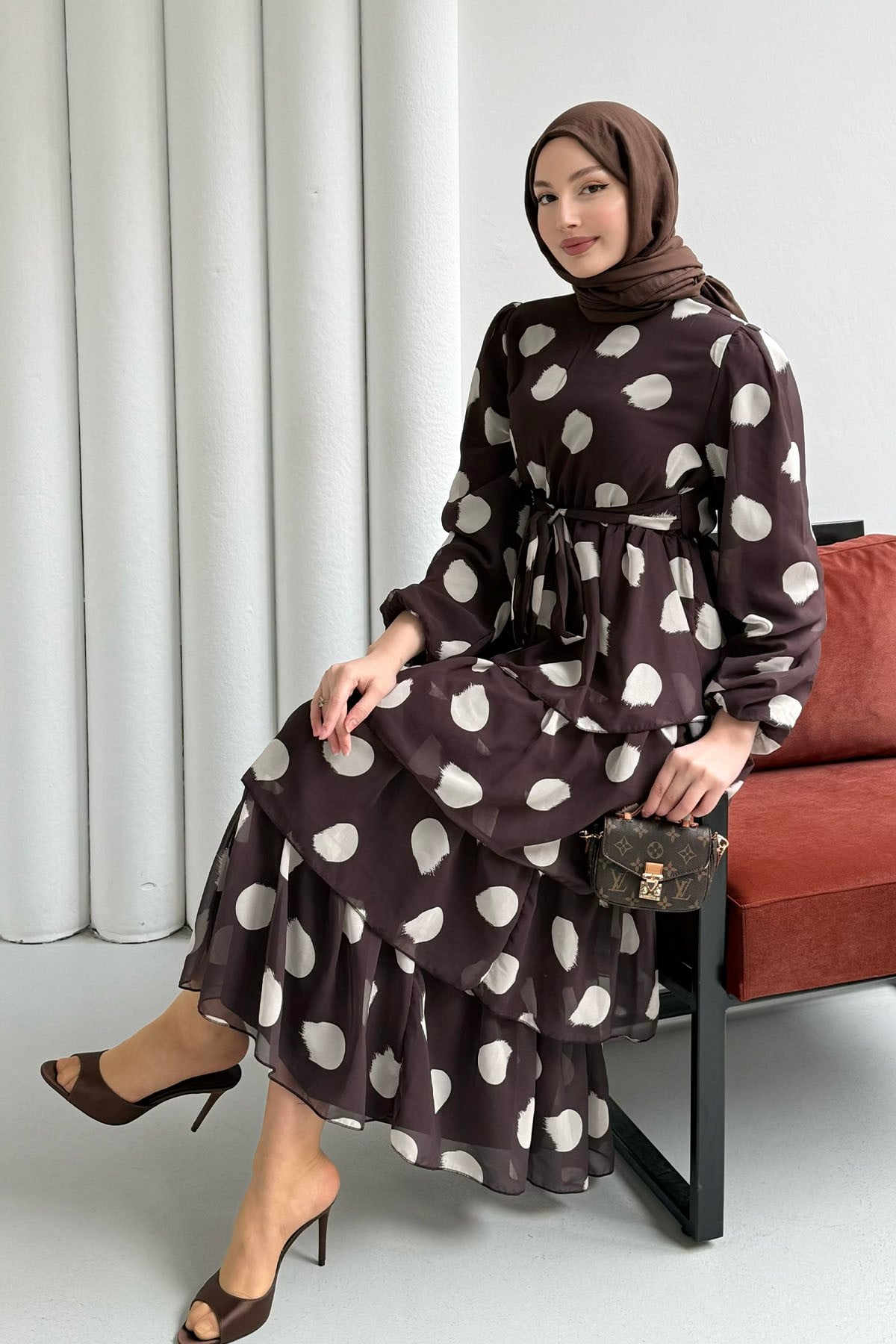 Puantiyeli Kat Katlı Şifon Tesettür Elbise-KAHVERENGİ