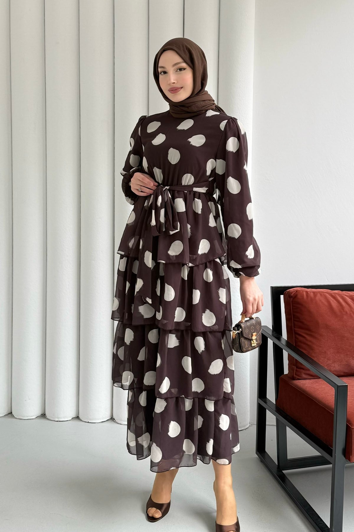 Puantiyeli Kat Katlı Şifon Tesettür Elbise-KAHVERENGİ