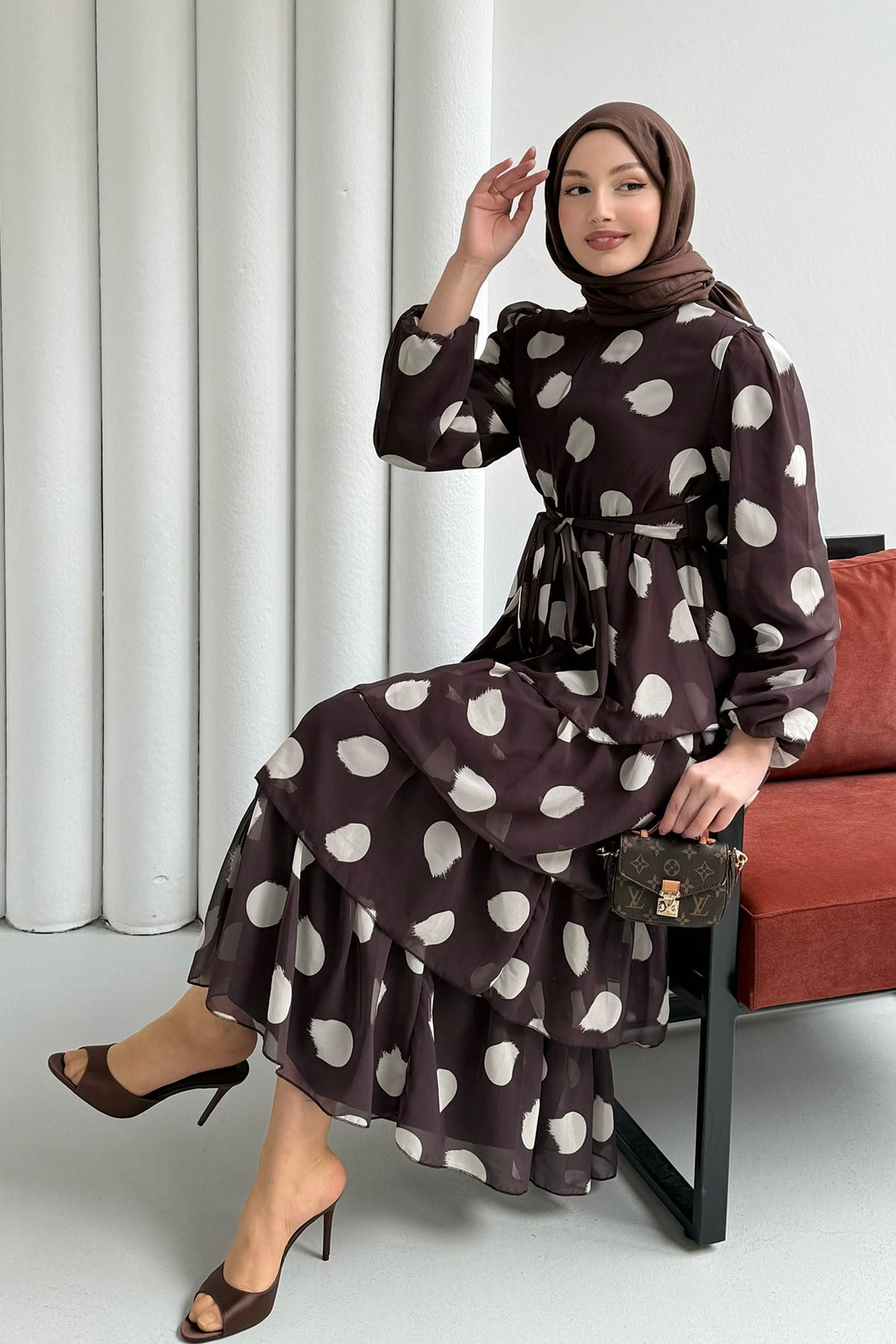 Puantiyeli Kat Katlı Şifon Tesettür Elbise-KAHVERENGİ