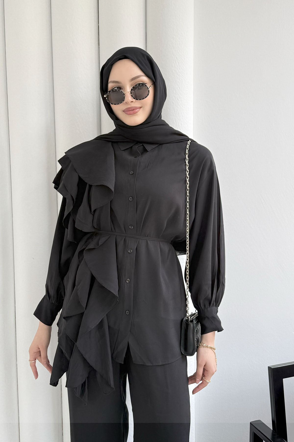 Sağ Omuz Fırfırlı Pantolonlu Tesettür Takım-SİYAH