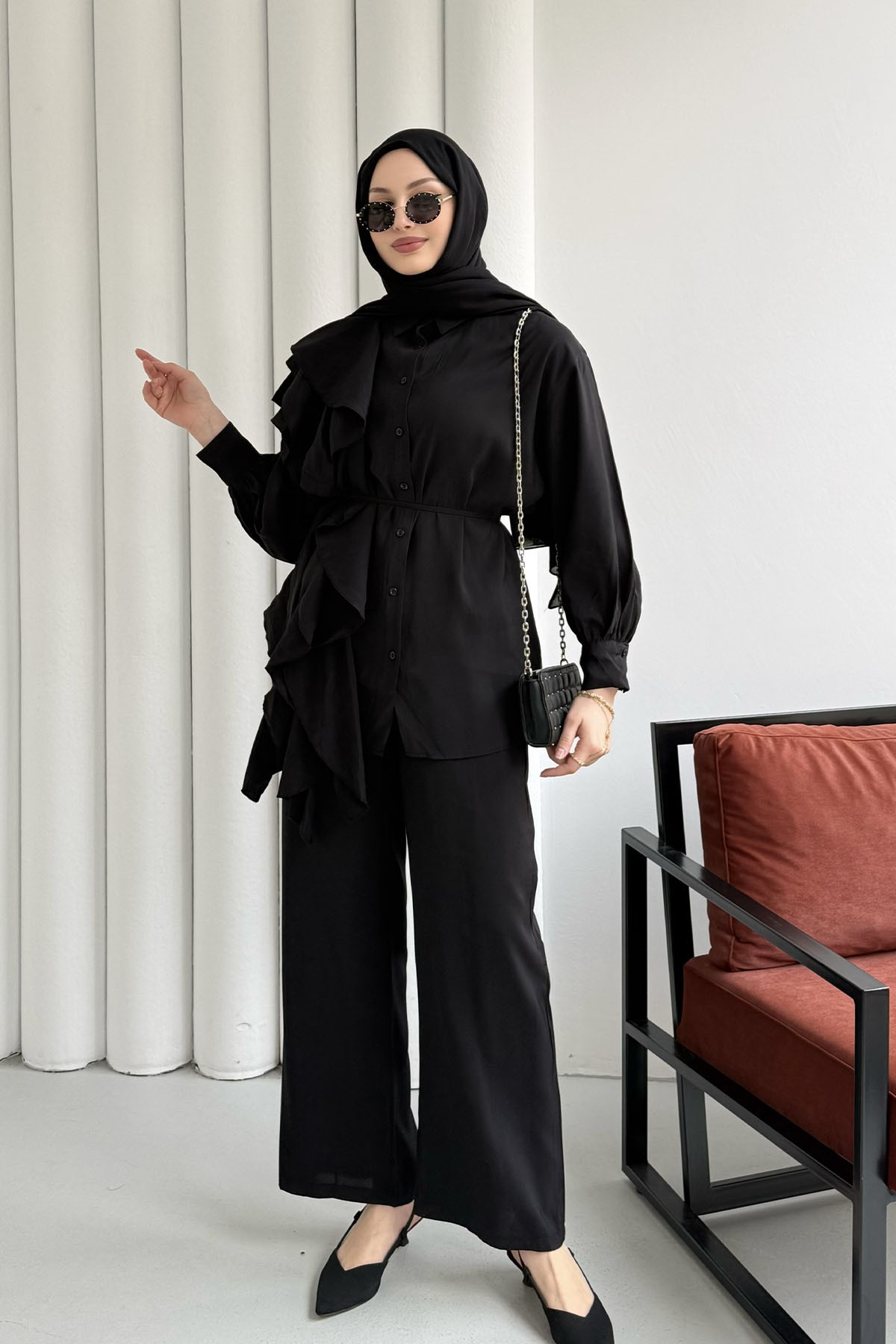 Sağ Omuz Fırfırlı Pantolonlu Tesettür Takım-SİYAH