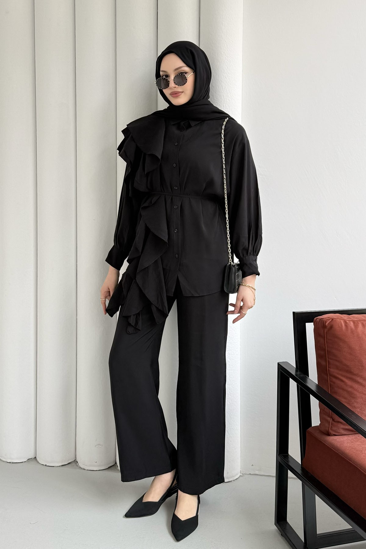 Sağ Omuz Fırfırlı Pantolonlu Tesettür Takım-SİYAH