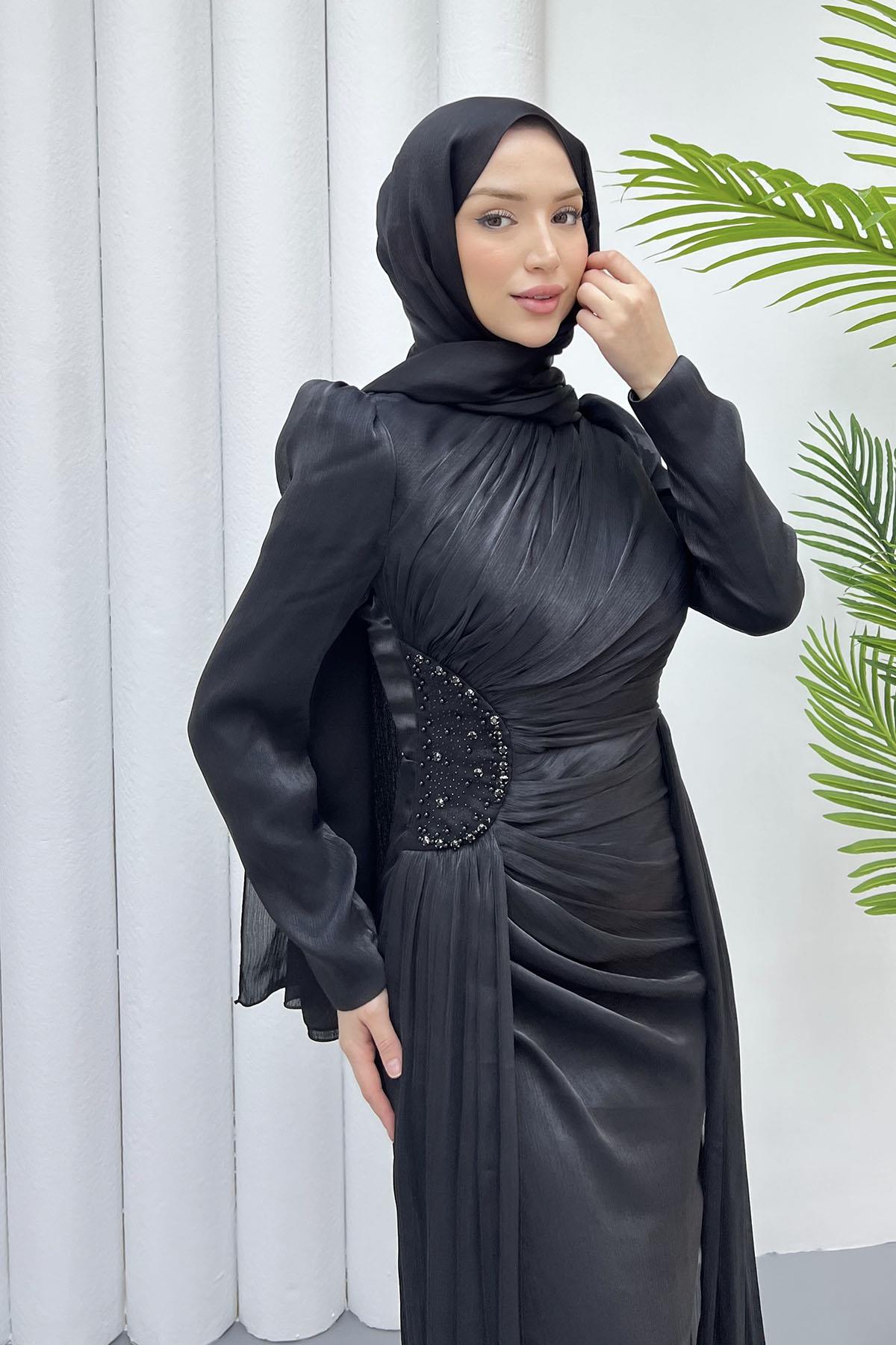 Sağ Taraf Taş İşlemeli Kuyruklu Tesettür Abiye-SİYAH