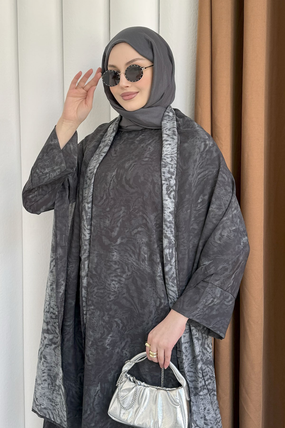 Şal Üzerinde Batik Desen Astarlı Tesettür Elbise-SİYAH