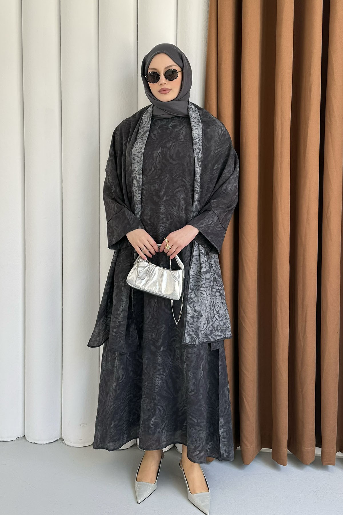 Şal Üzerinde Batik Desen Astarlı Tesettür Elbise-SİYAH