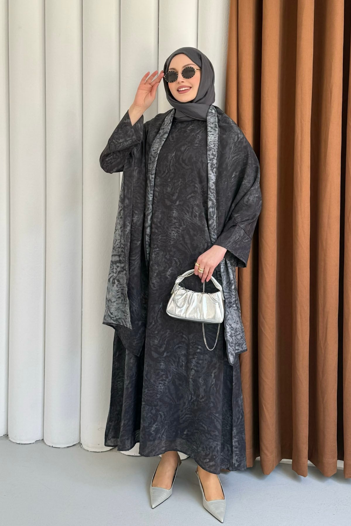 Şal Üzerinde Batik Desen Astarlı Tesettür Elbise-SİYAH