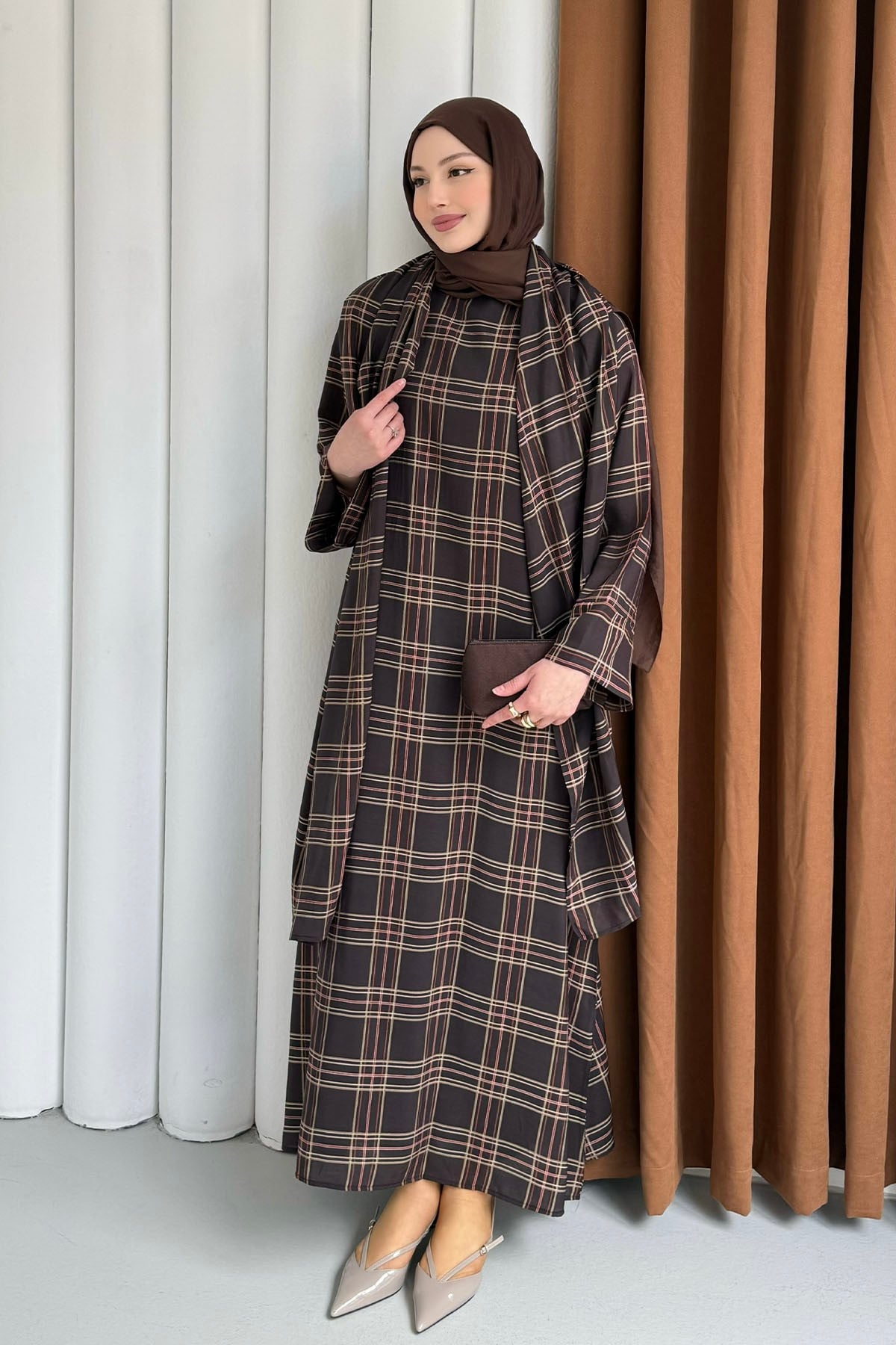 Şallı Ekose Desenli Şifon Tesettür Elbise-KAHVERENGİ