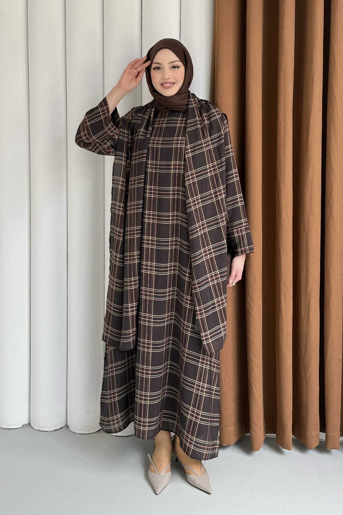 Şallı Ekose Desenli Şifon Tesettür Elbise-KAHVERENGİ