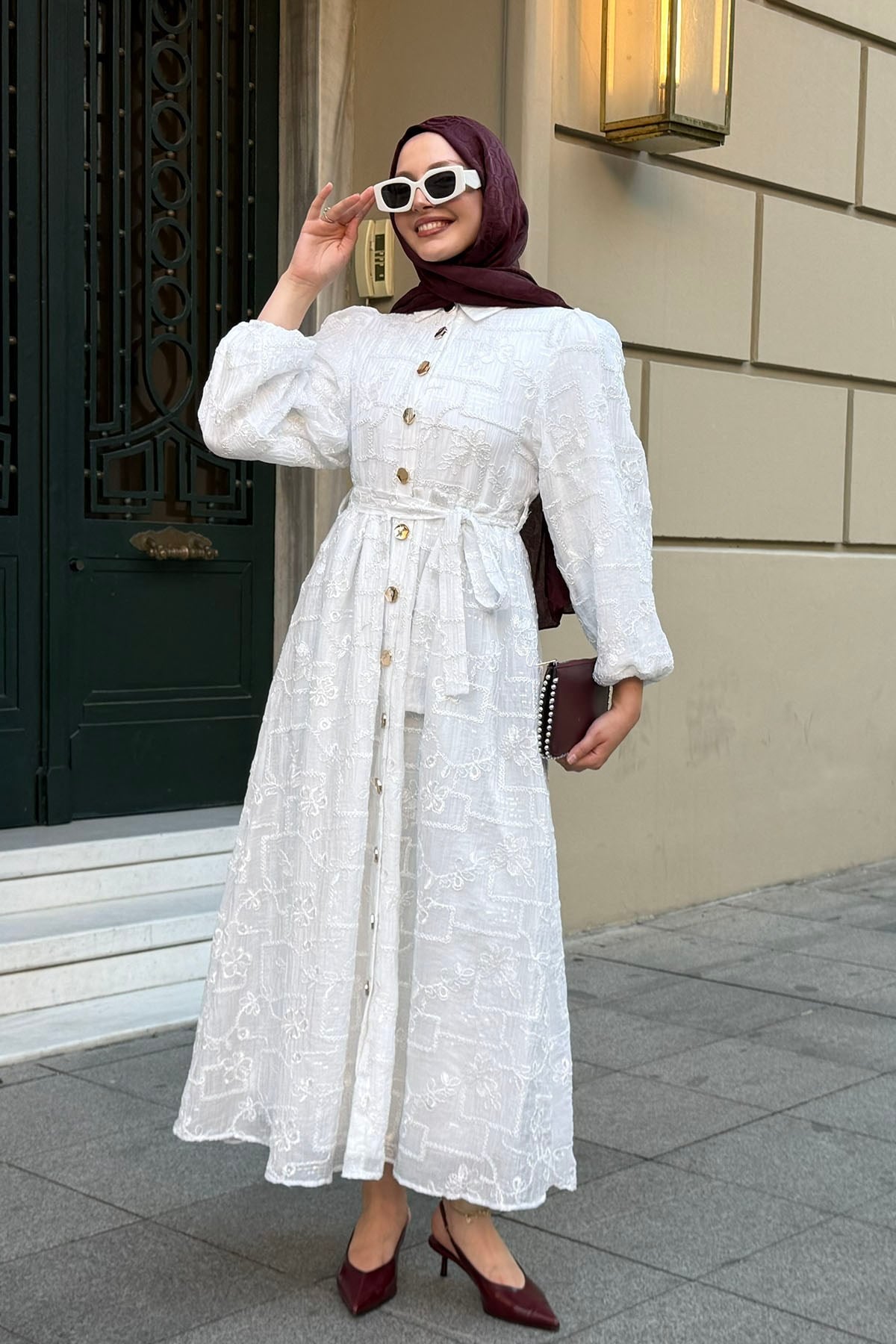 Sim İşlemeli Boydan Düğmeli Kuşaklı Tesettür Elbise-BEYAZ