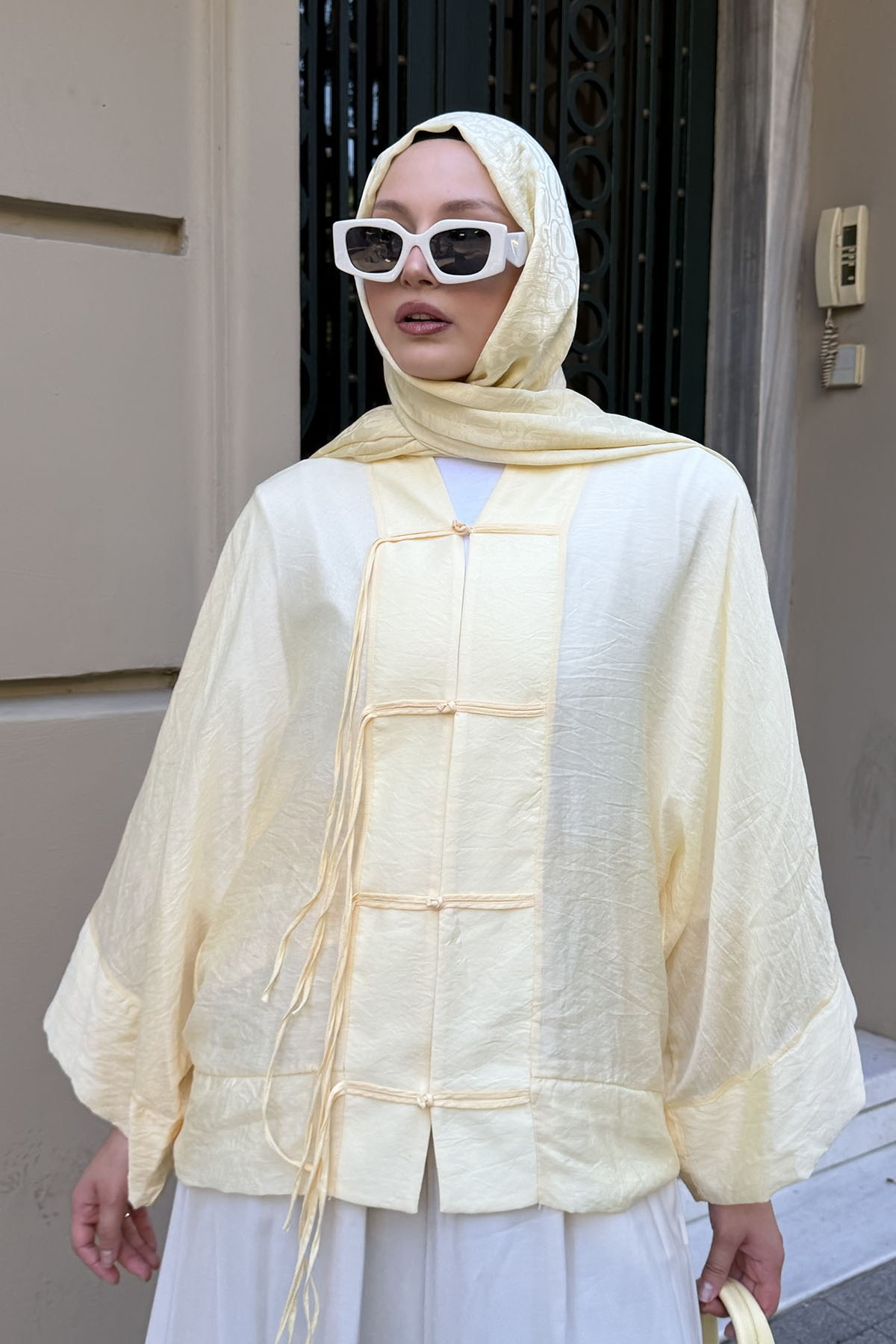 Süslü Düğmeli Dökümlü Modal Tül Kimono-SARI
