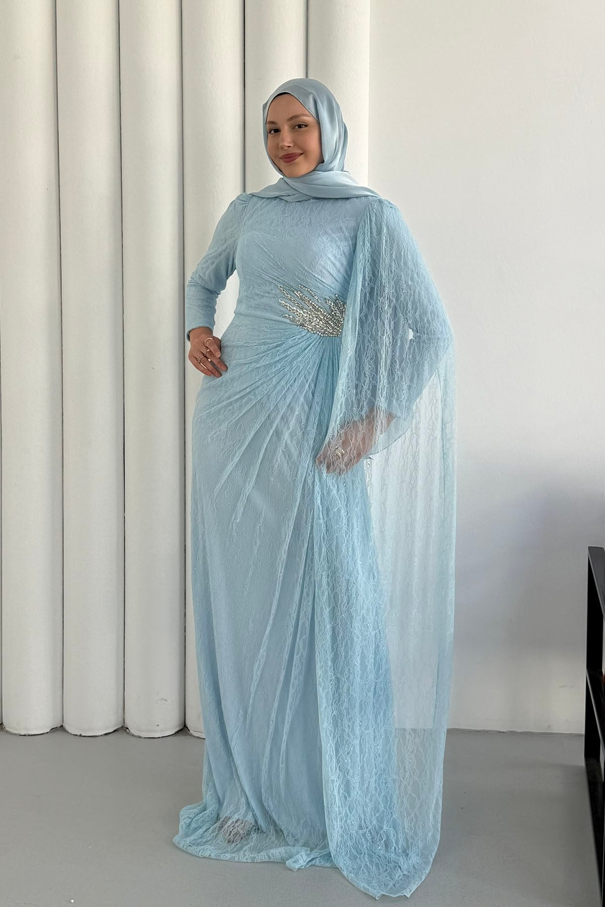 Taş İşlemeli Dantel Kumaş Pelerinli Tesettür Abiye Elbise-BEBE MAVİ