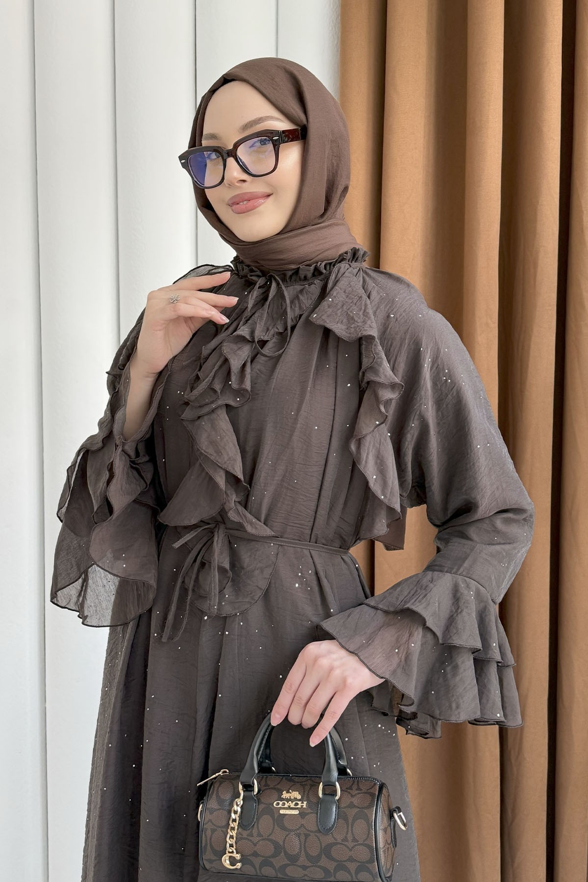 Taş Süslemeli Belden Bağlamalı Volanlı Tesettür Elbise-KAHVERENGİ