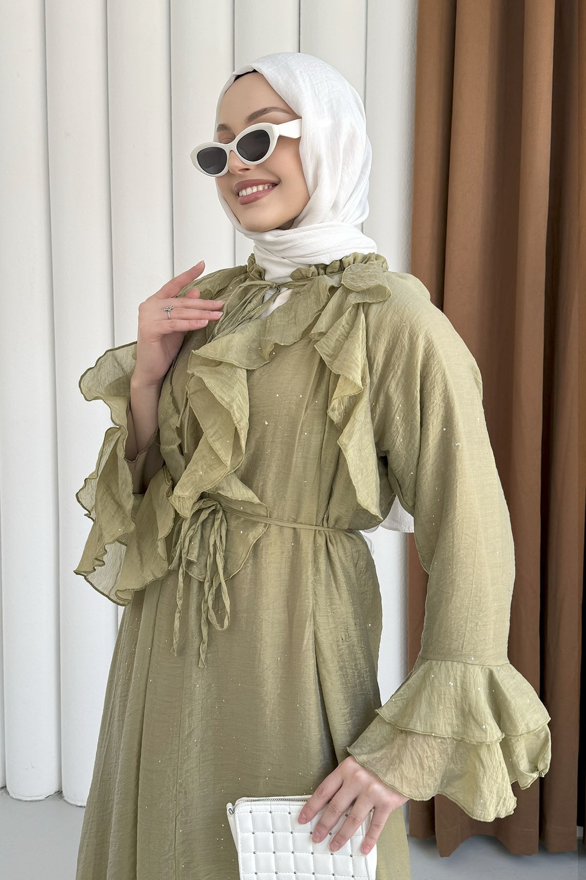 Taş Süslemeli Belden Bağlamalı Volanlı Tesettür Elbise-HAKİ YEŞİL