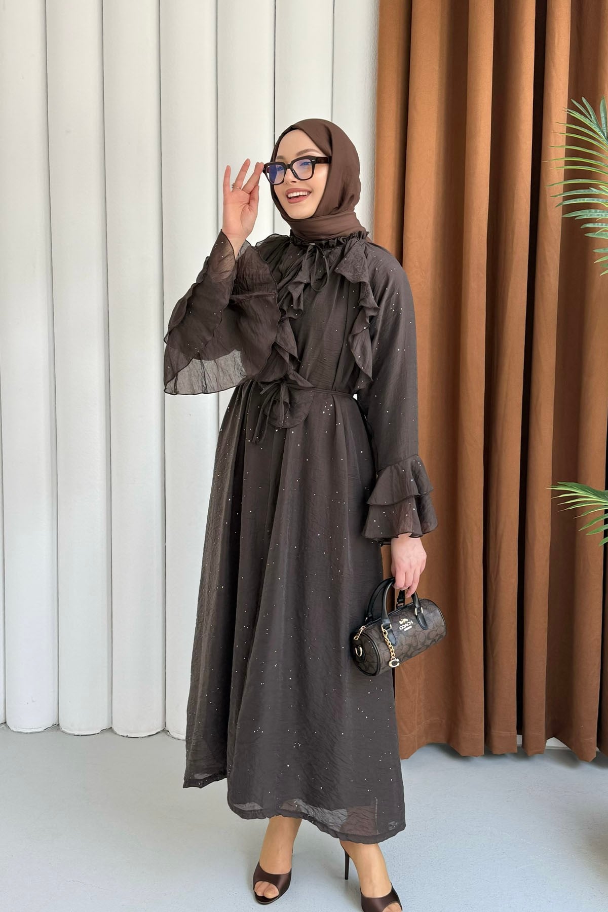 Taş Süslemeli Belden Bağlamalı Volanlı Tesettür Elbise-KAHVERENGİ