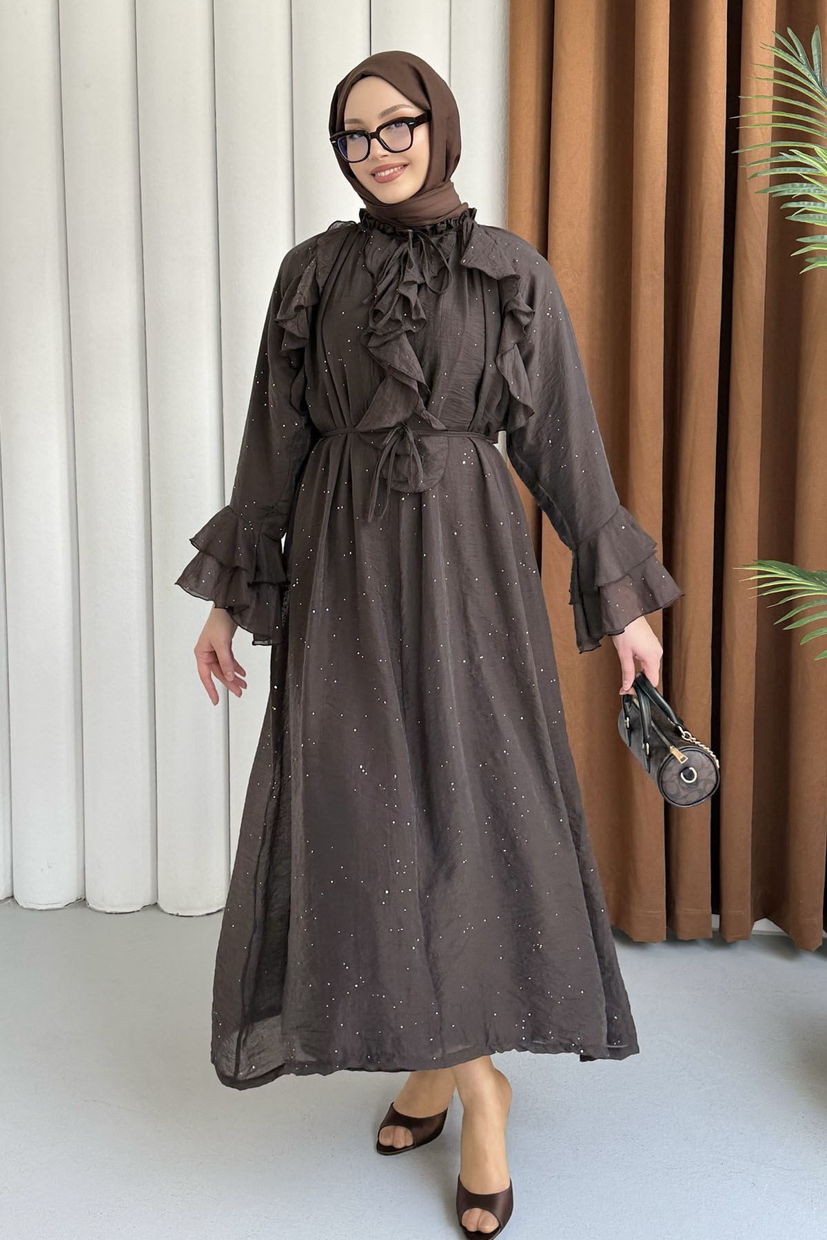 Taş Süslemeli Belden Bağlamalı Volanlı Tesettür Elbise-KAHVERENGİ