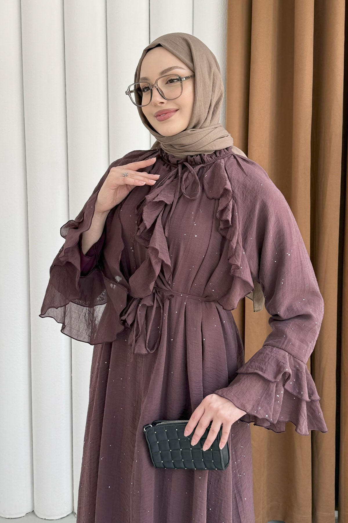 Taş Süslemeli Belden Bağlamalı Volanlı Tesettür Elbise-BORDO