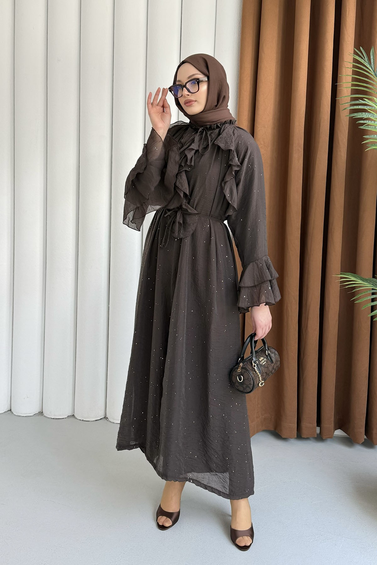 Taş Süslemeli Belden Bağlamalı Volanlı Tesettür Elbise-KAHVERENGİ