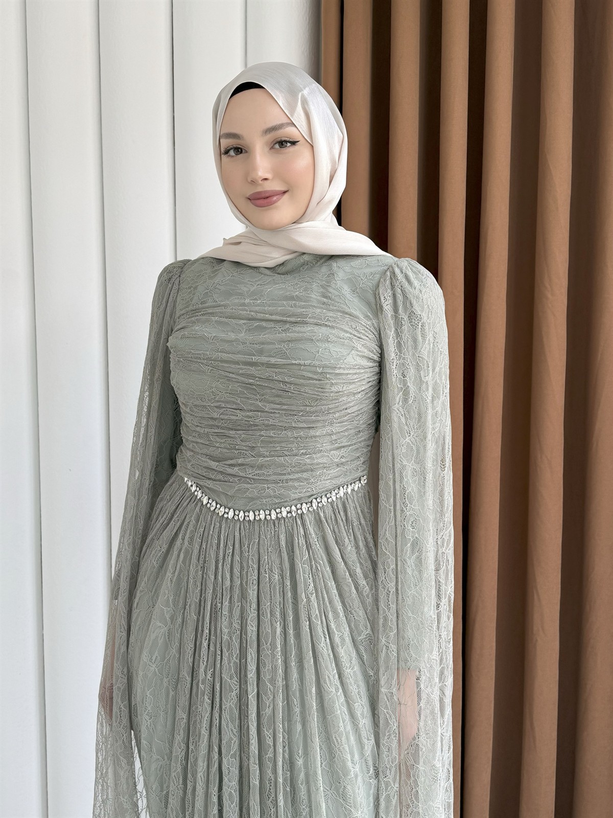 Taş ve Pelerin Detaylı Dantel Tesettür Abiye-ÇAĞLA YEŞİLİ