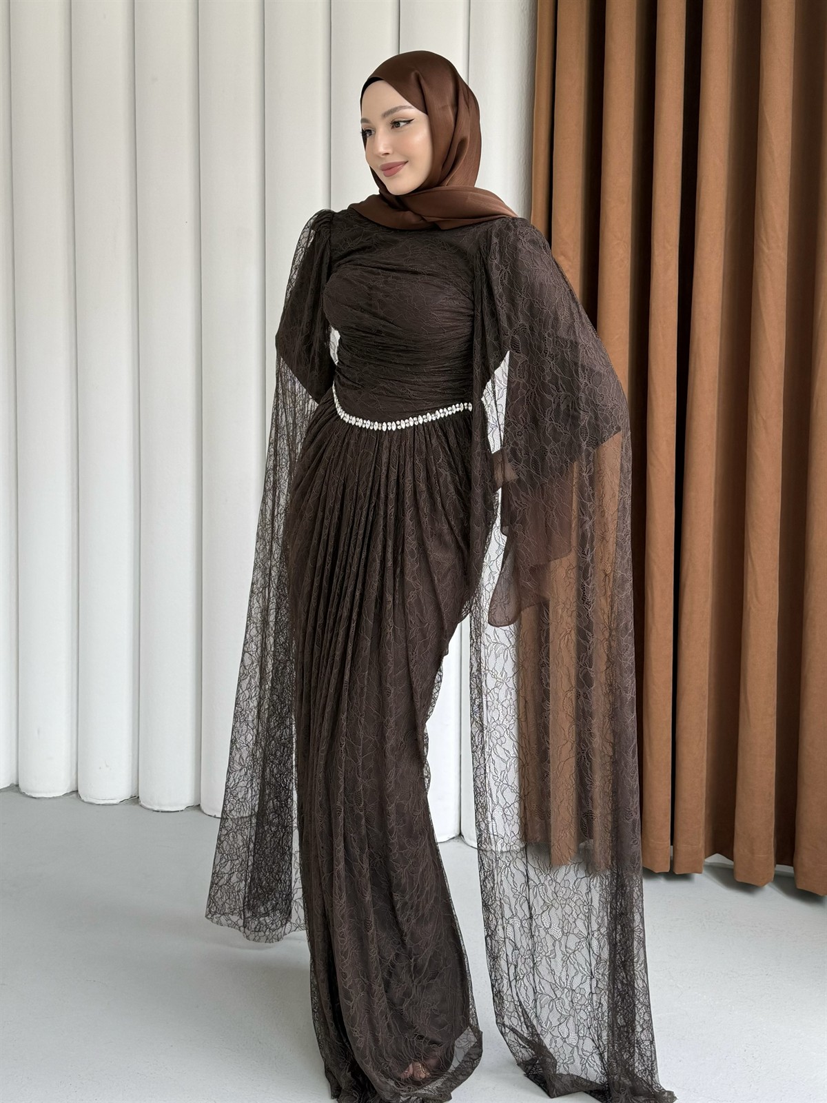 Taş ve Pelerin Detaylı Dantel Tesettür Abiye-KAHVERENGİ