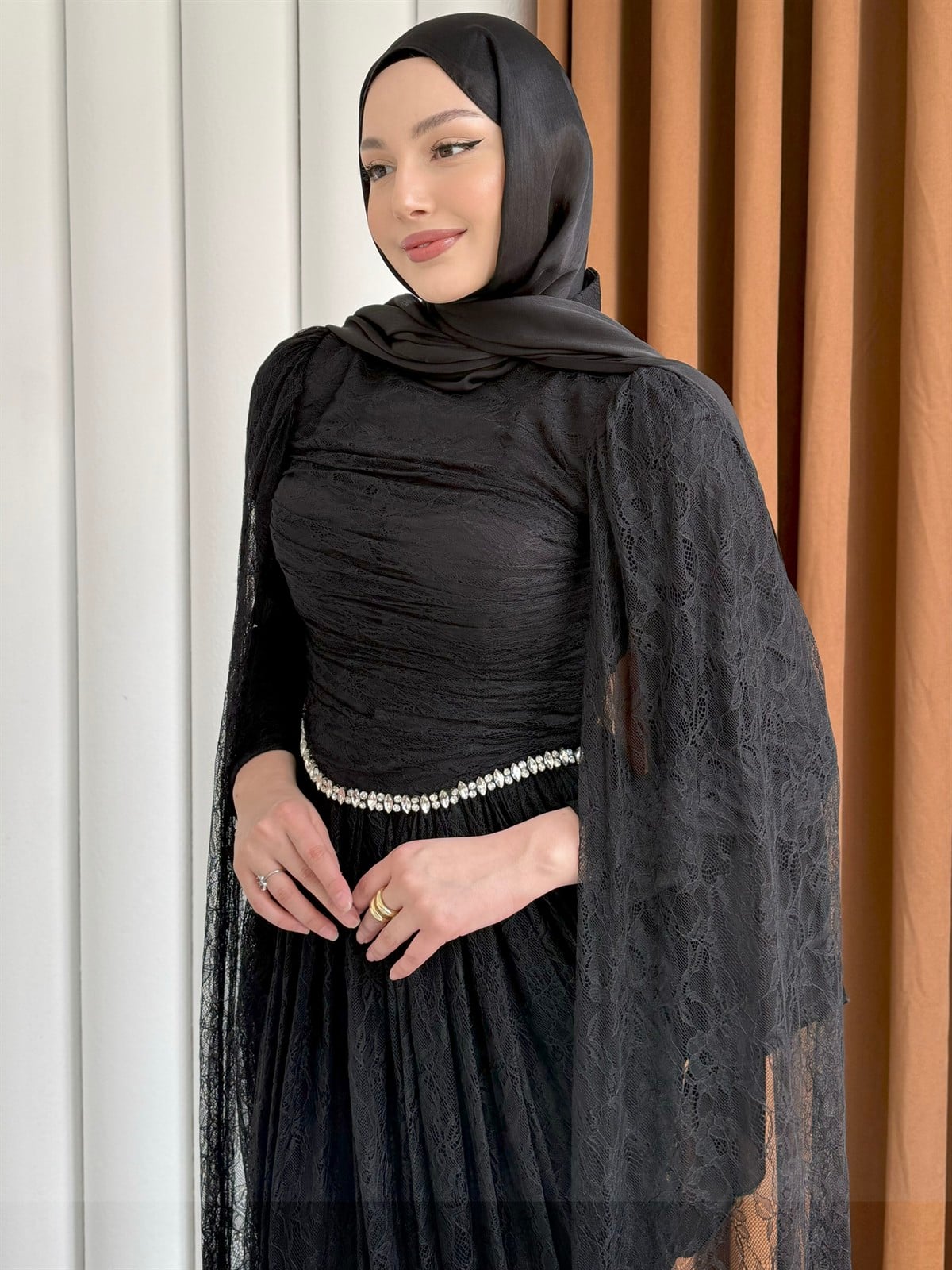 Taş ve Pelerin Detaylı Dantel Tesettür Abiye-SİYAH