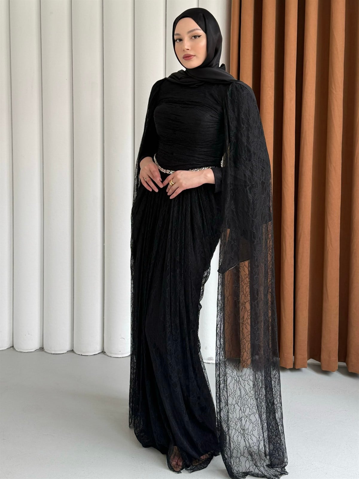 Taş ve Pelerin Detaylı Dantel Tesettür Abiye-SİYAH