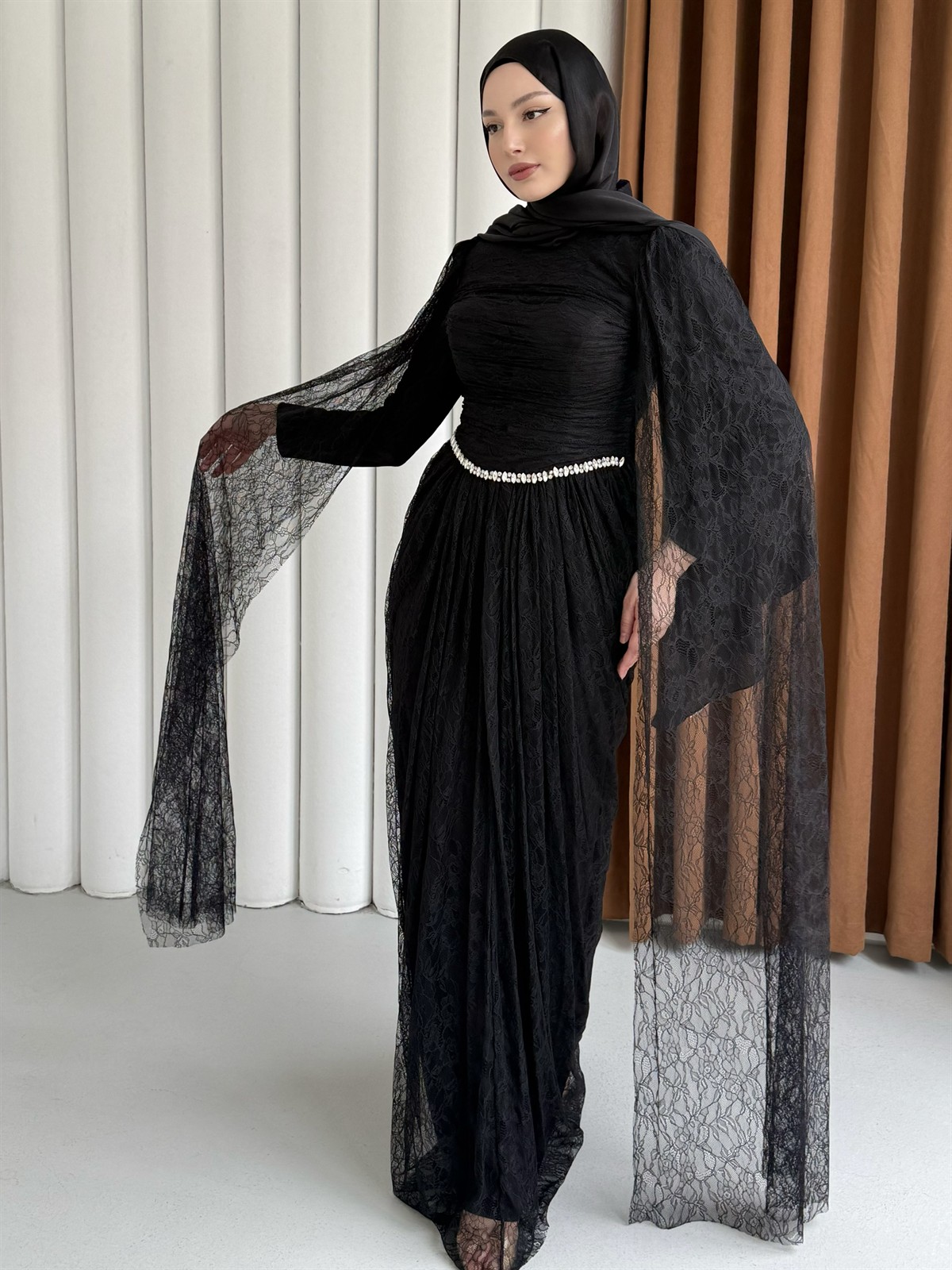 Taş ve Pelerin Detaylı Dantel Tesettür Abiye-SİYAH