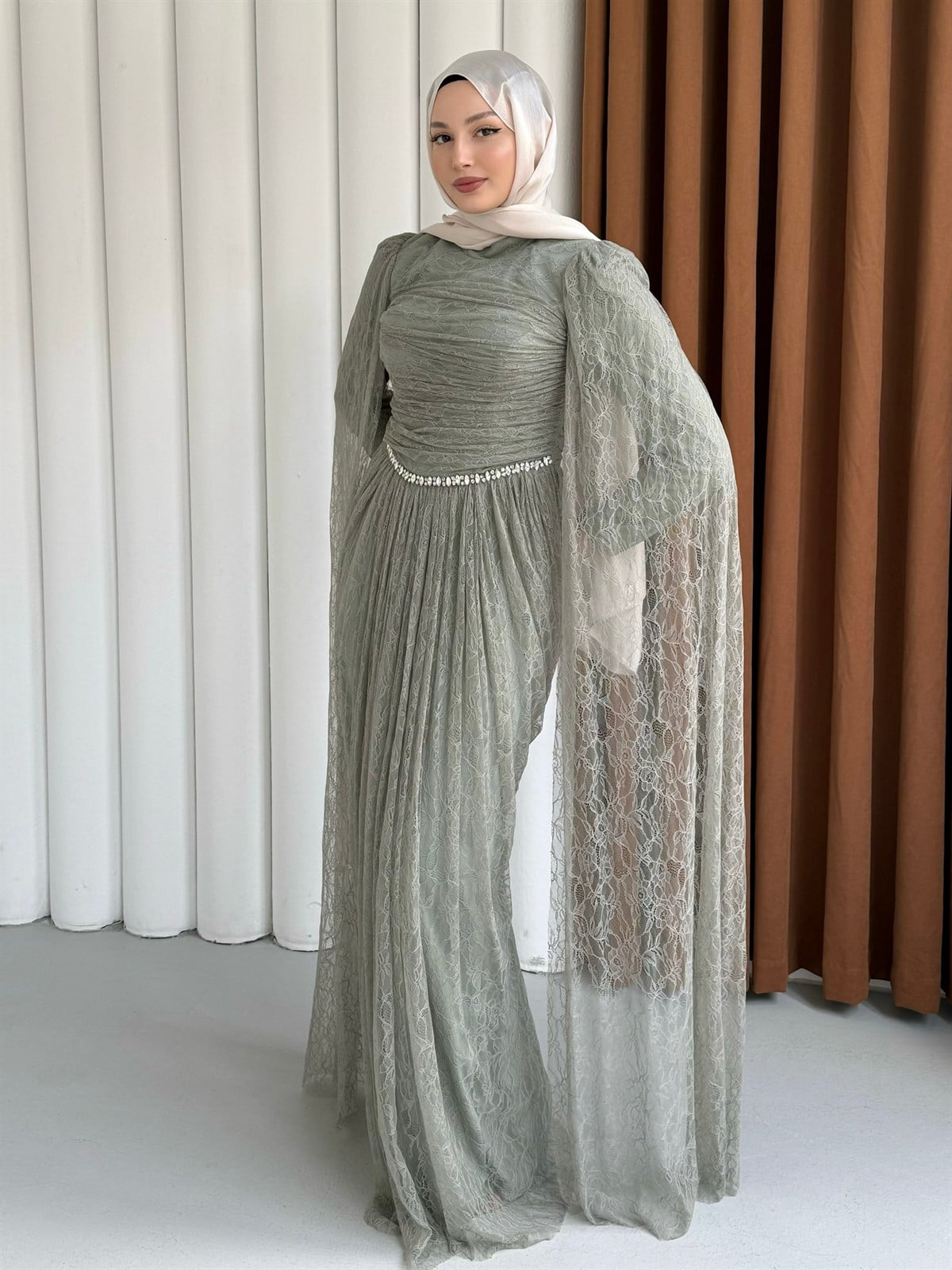 Taş ve Pelerin Detaylı Dantel Tesettür Abiye-ÇAĞLA YEŞİLİ