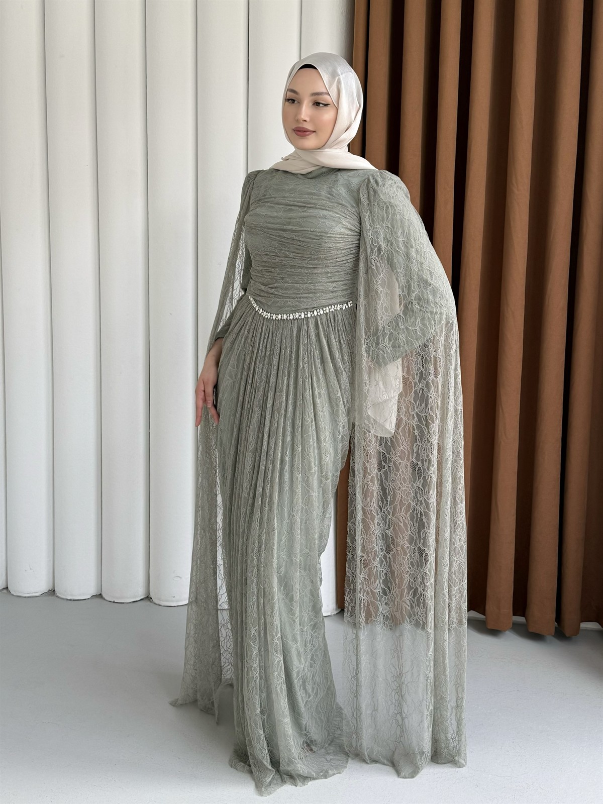 Taş ve Pelerin Detaylı Dantel Tesettür Abiye-ÇAĞLA YEŞİLİ