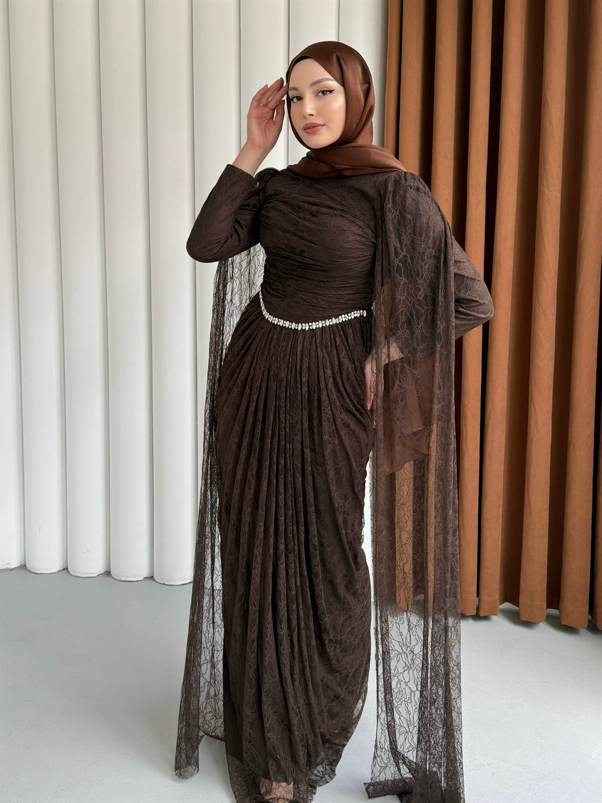 Taş ve Pelerin Detaylı Dantel Tesettür Abiye-KAHVERENGİ