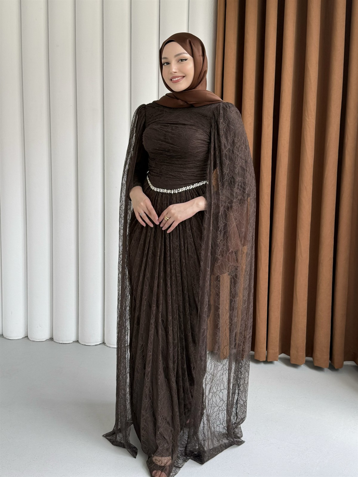 Taş ve Pelerin Detaylı Dantel Tesettür Abiye-KAHVERENGİ