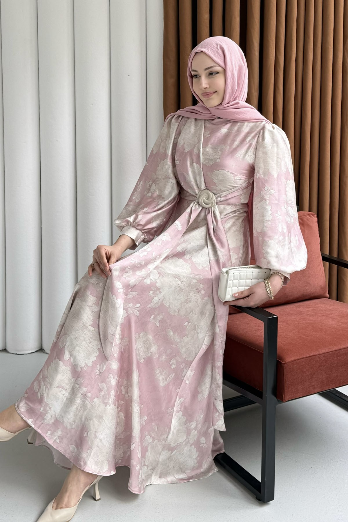 Toka Detaylı Baskılı Saten Kumaş Tesettür Elbise-PEMBE