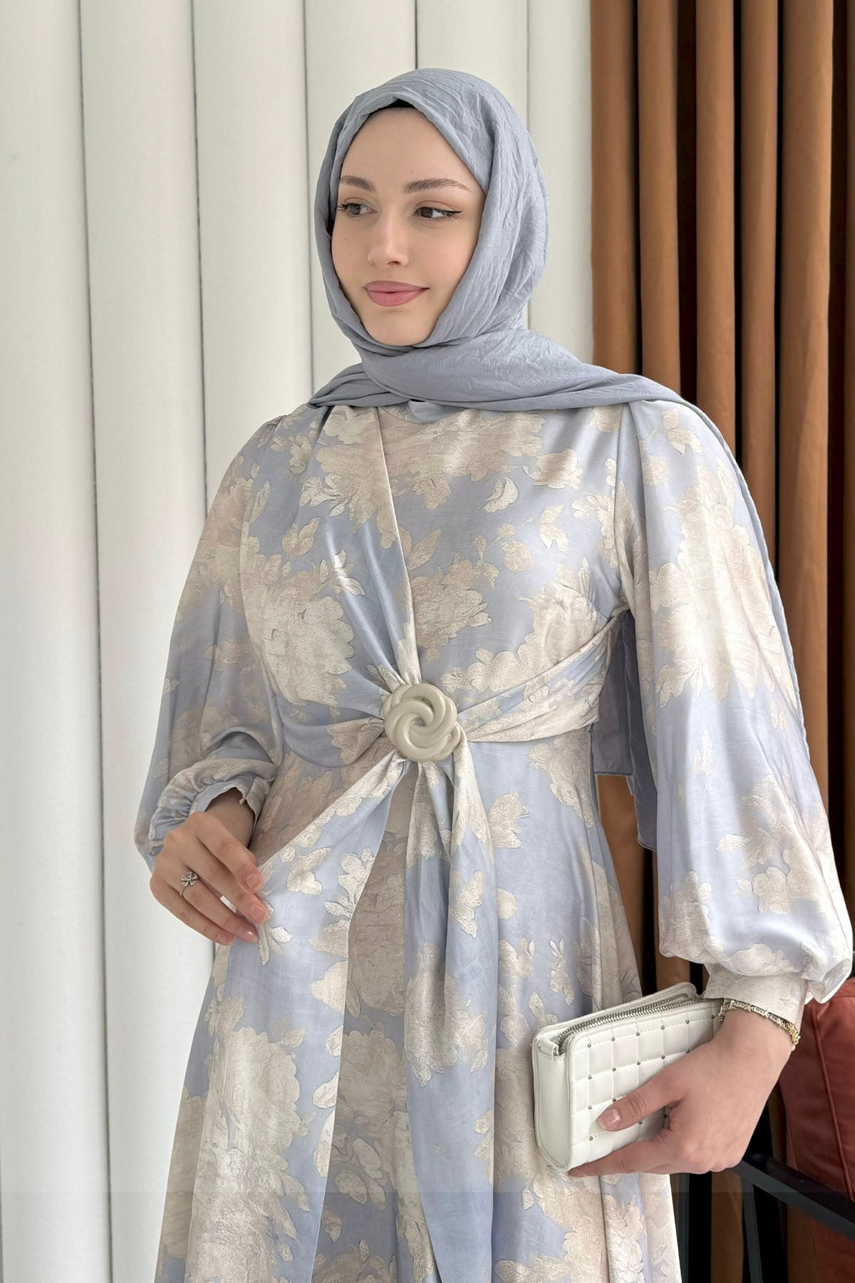 Toka Detaylı Baskılı Saten Kumaş Tesettür Elbise-MAVİ