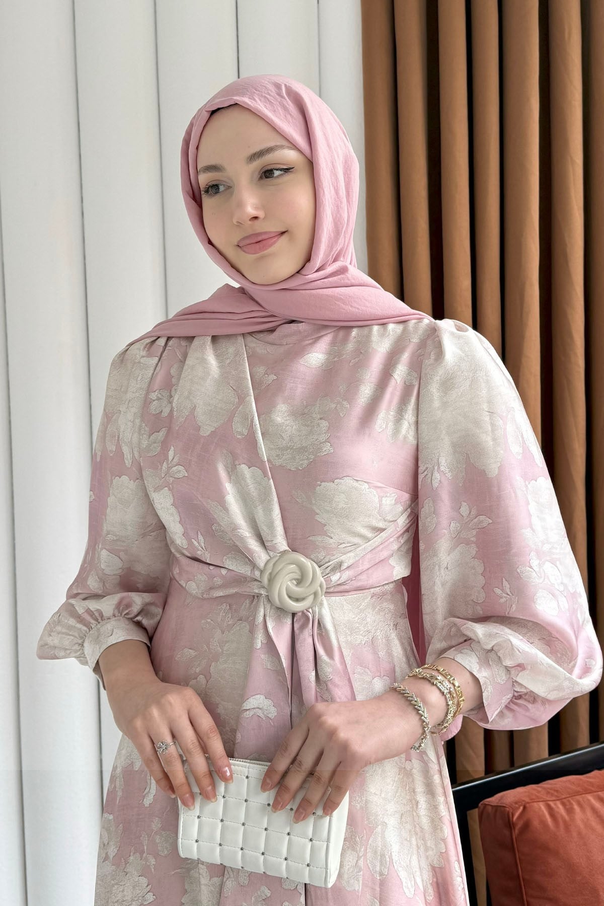 Toka Detaylı Baskılı Saten Kumaş Tesettür Elbise-PEMBE