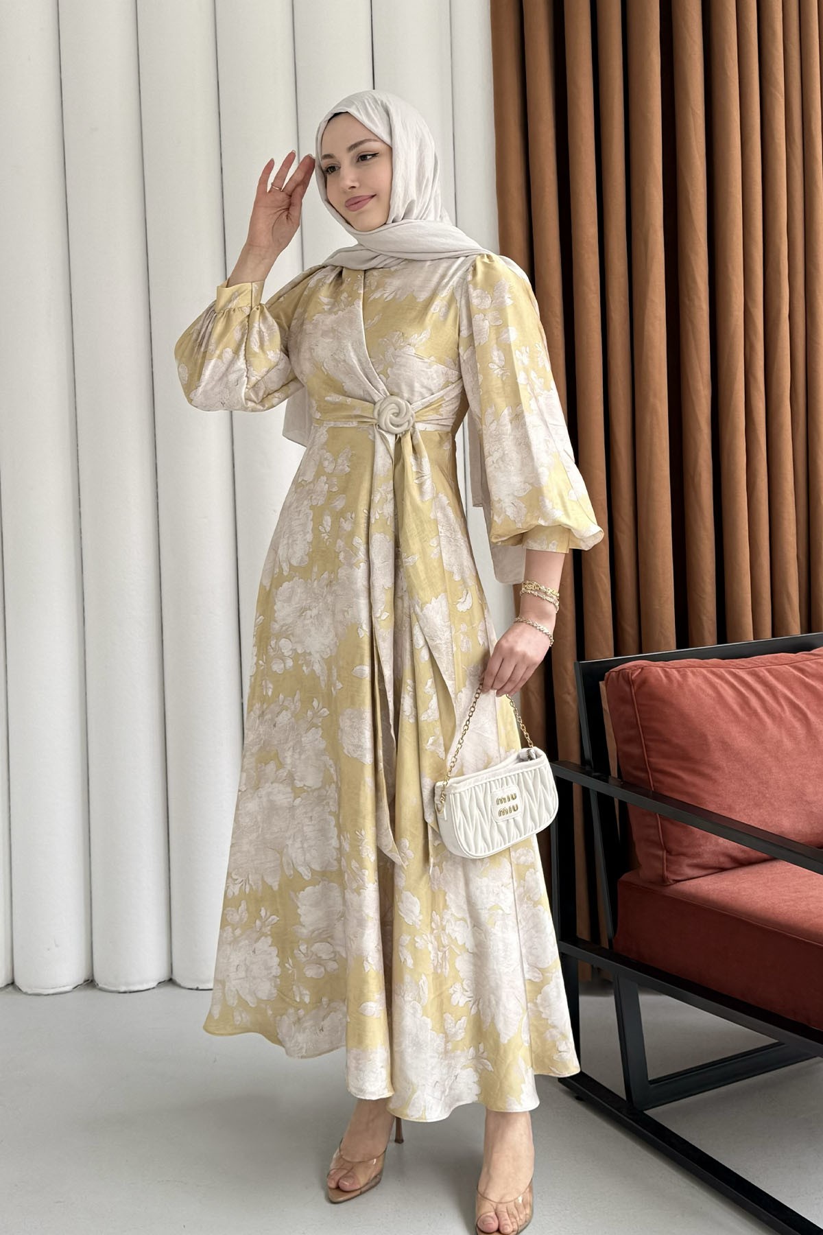 Toka Detaylı Baskılı Saten Kumaş Tesettür Elbise-SARI