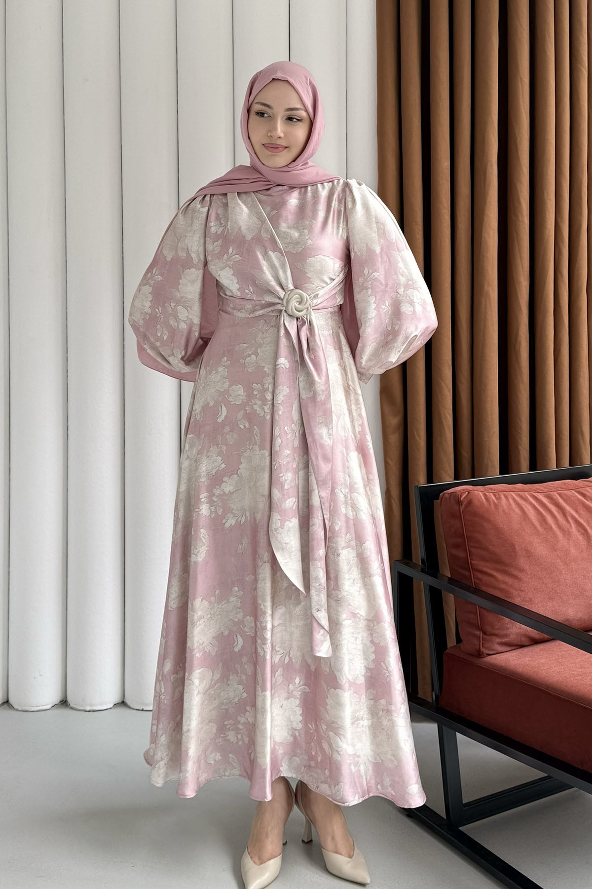 Toka Detaylı Baskılı Saten Kumaş Tesettür Elbise-PEMBE