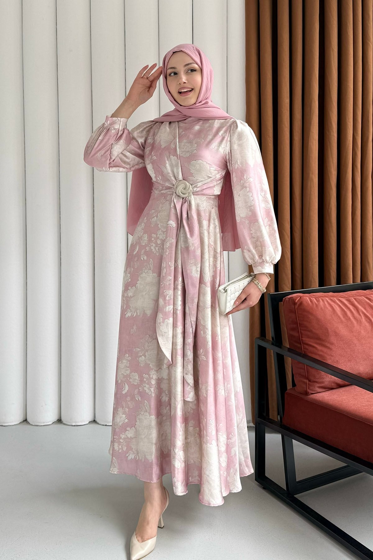 Toka Detaylı Baskılı Saten Kumaş Tesettür Elbise-PEMBE