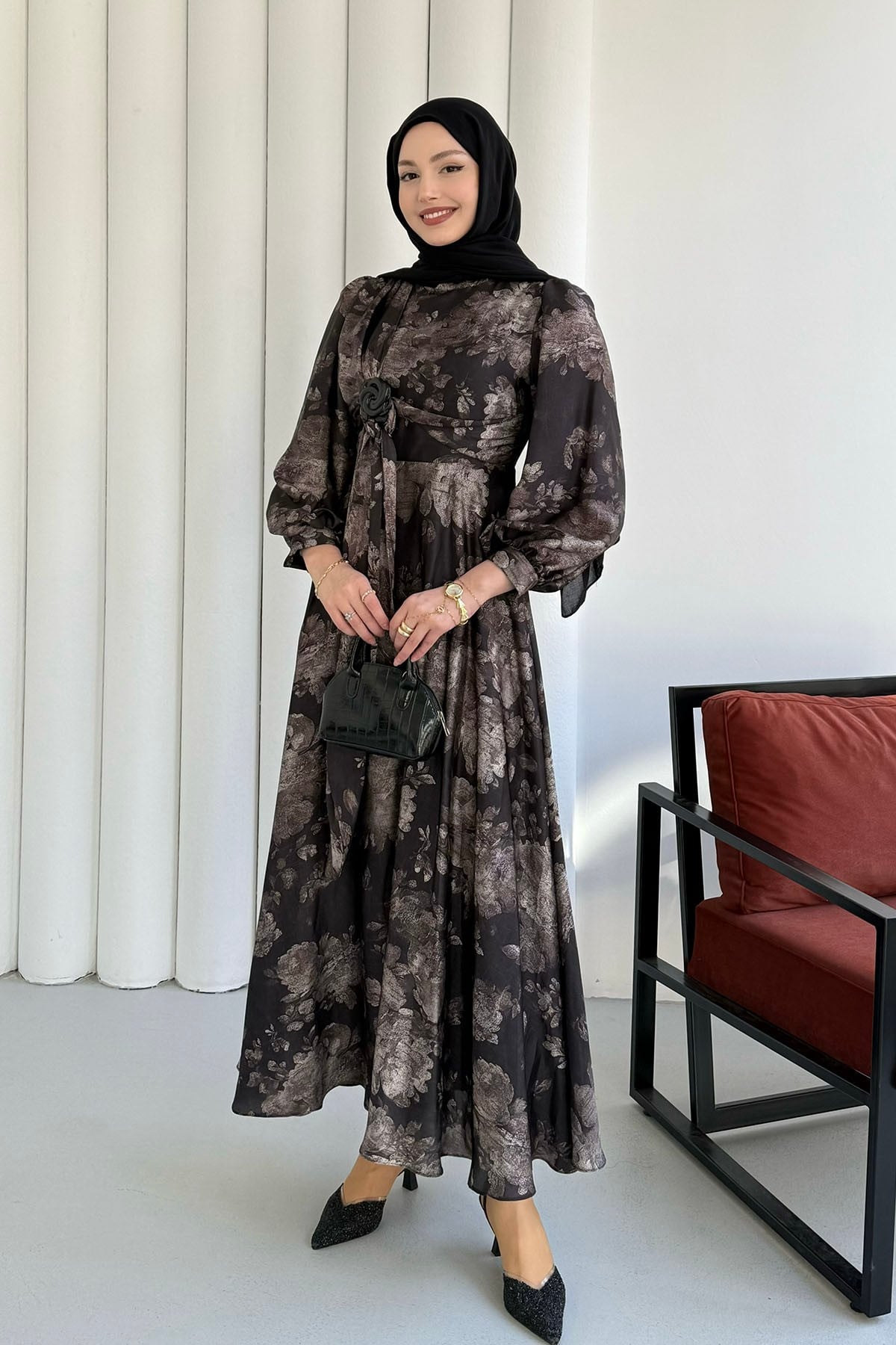 Toka Detaylı Saten Kumaş Tesettür Elbise-SİYAH