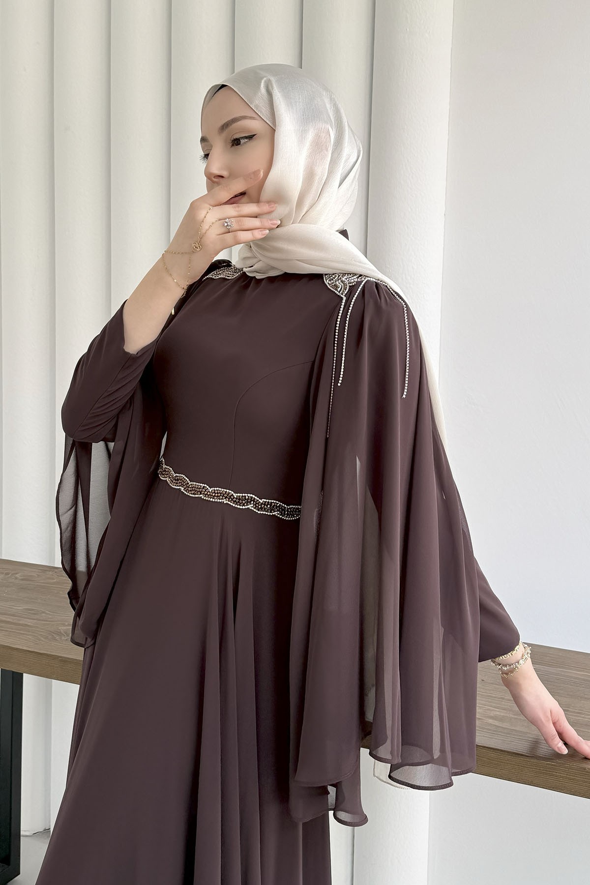 Ultra Lüks Taş İşlemeli Pelerin Kollu Tesettür Abiye-KAHVERENGİ