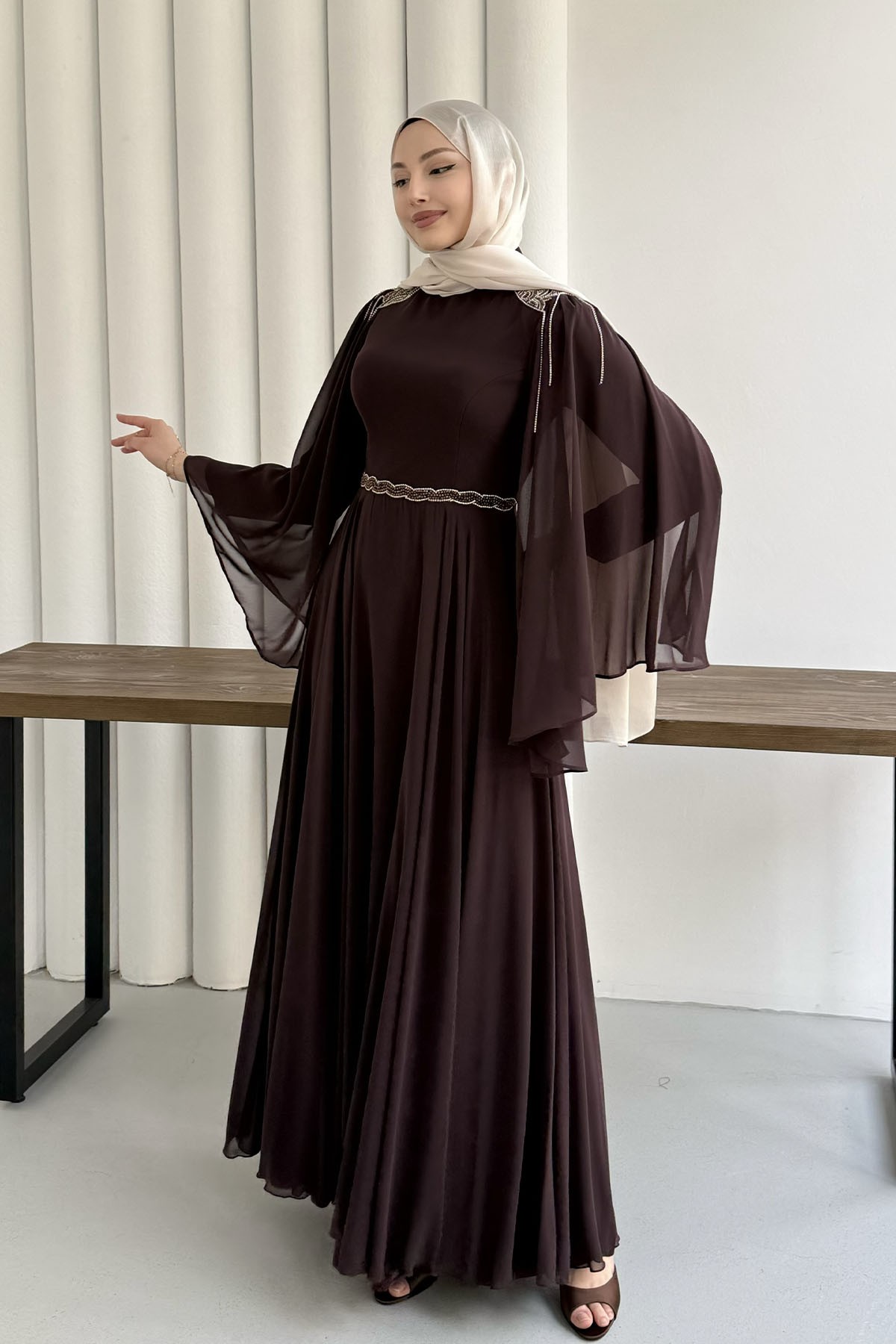 Ultra Lüks Taş İşlemeli Pelerin Kollu Tesettür Abiye-KAHVERENGİ