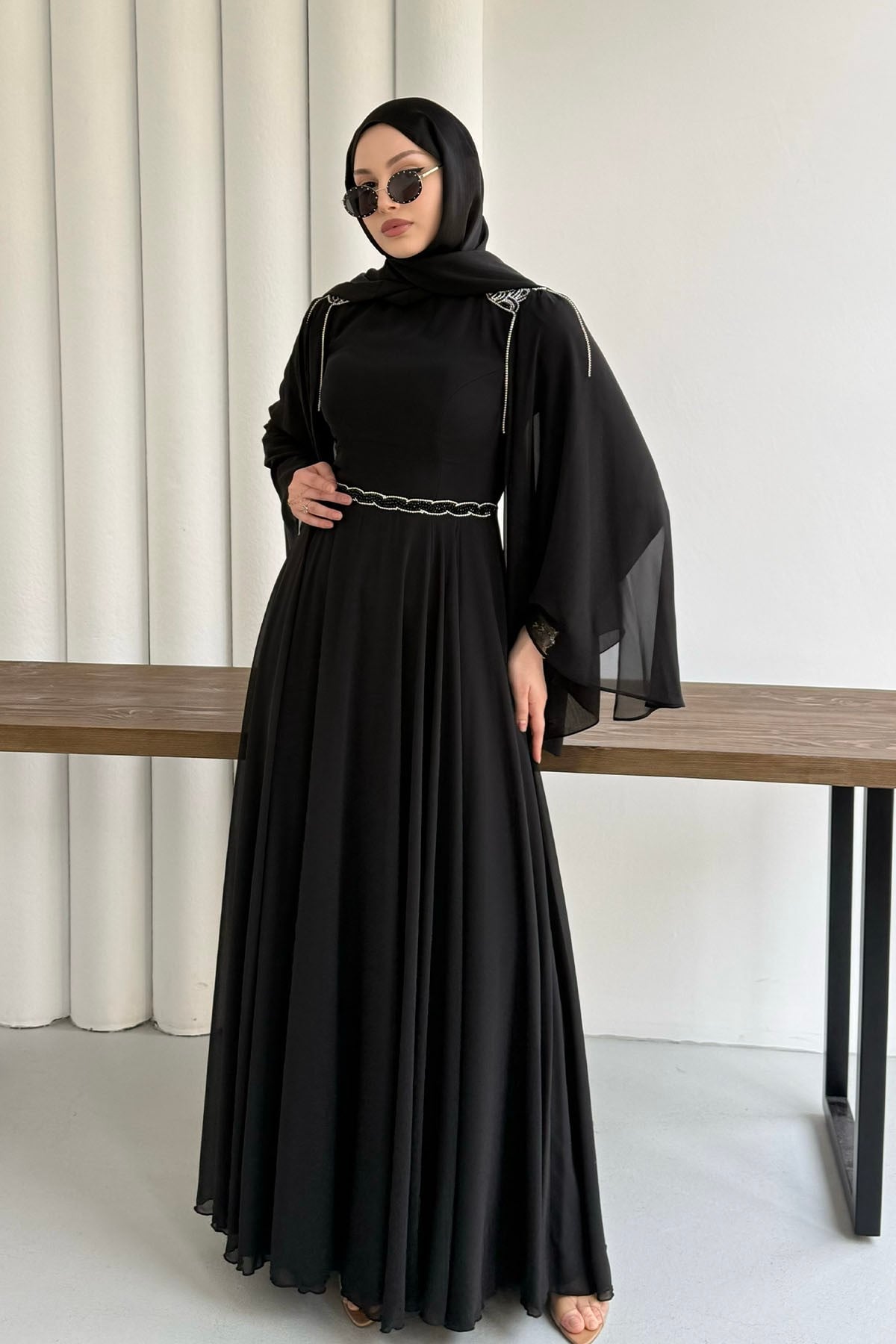 Ultra Lüks Taş İşlemeli Pelerin Kollu Tesettür Abiye-SİYAH