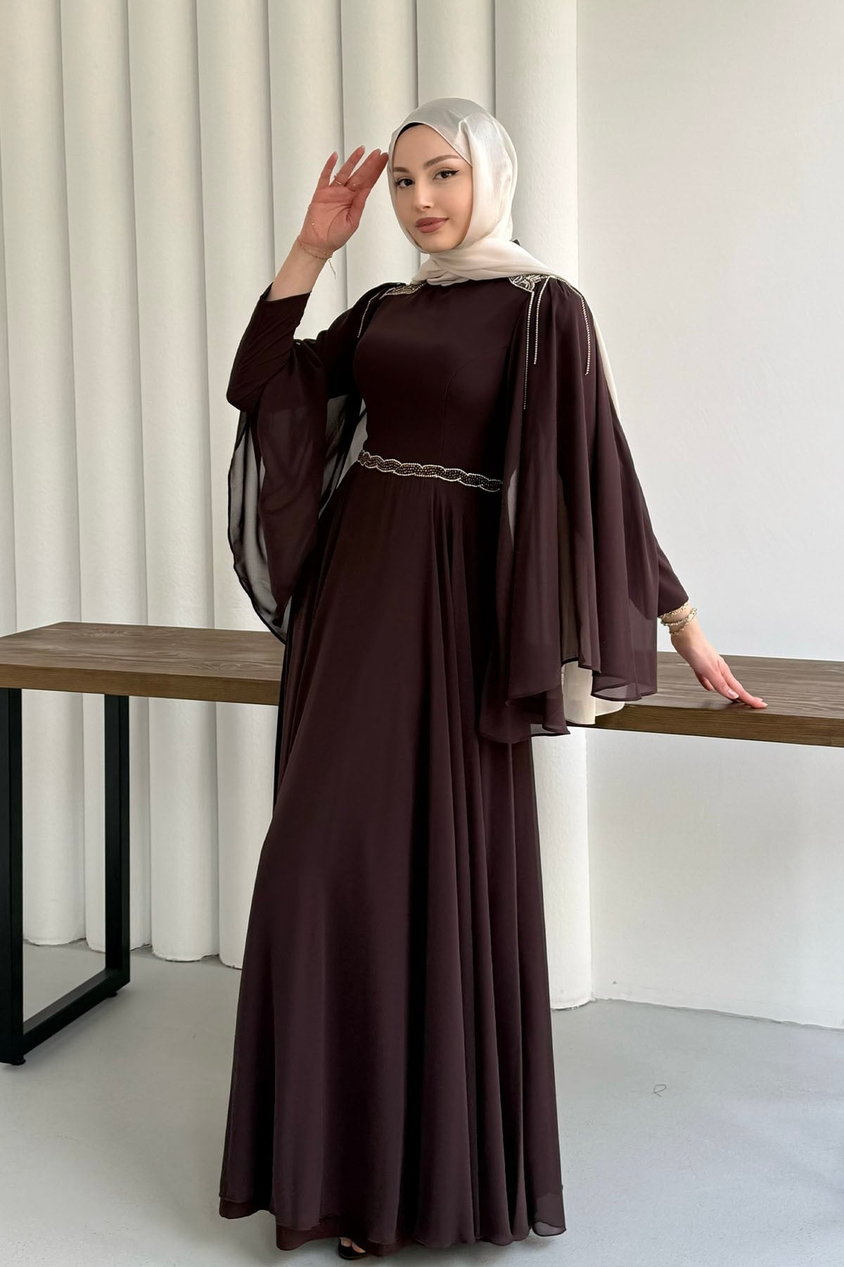Ultra Lüks Taş İşlemeli Pelerin Kollu Tesettür Abiye-KAHVERENGİ