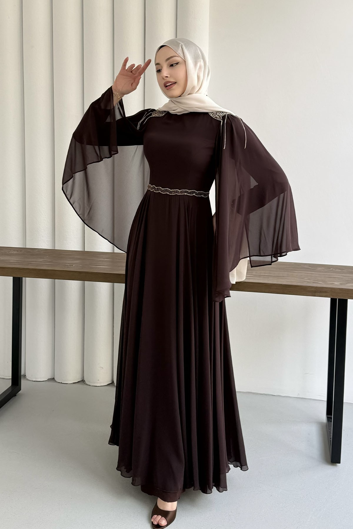 Ultra Lüks Taş İşlemeli Pelerin Kollu Tesettür Abiye-KAHVERENGİ
