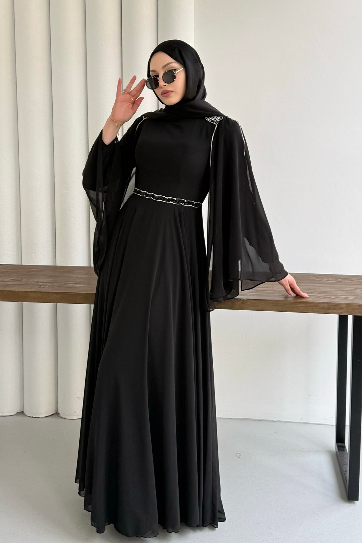 Ultra Lüks Taş İşlemeli Pelerin Kollu Tesettür Abiye-SİYAH