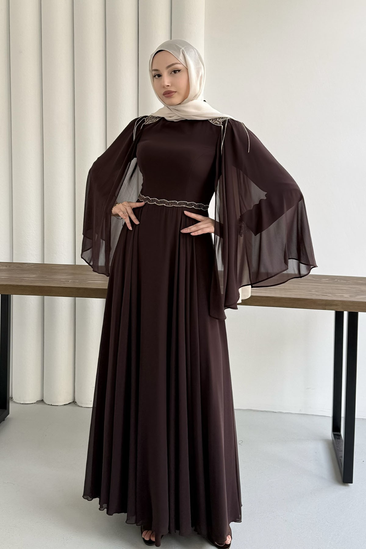 Ultra Lüks Taş İşlemeli Pelerin Kollu Tesettür Abiye-KAHVERENGİ