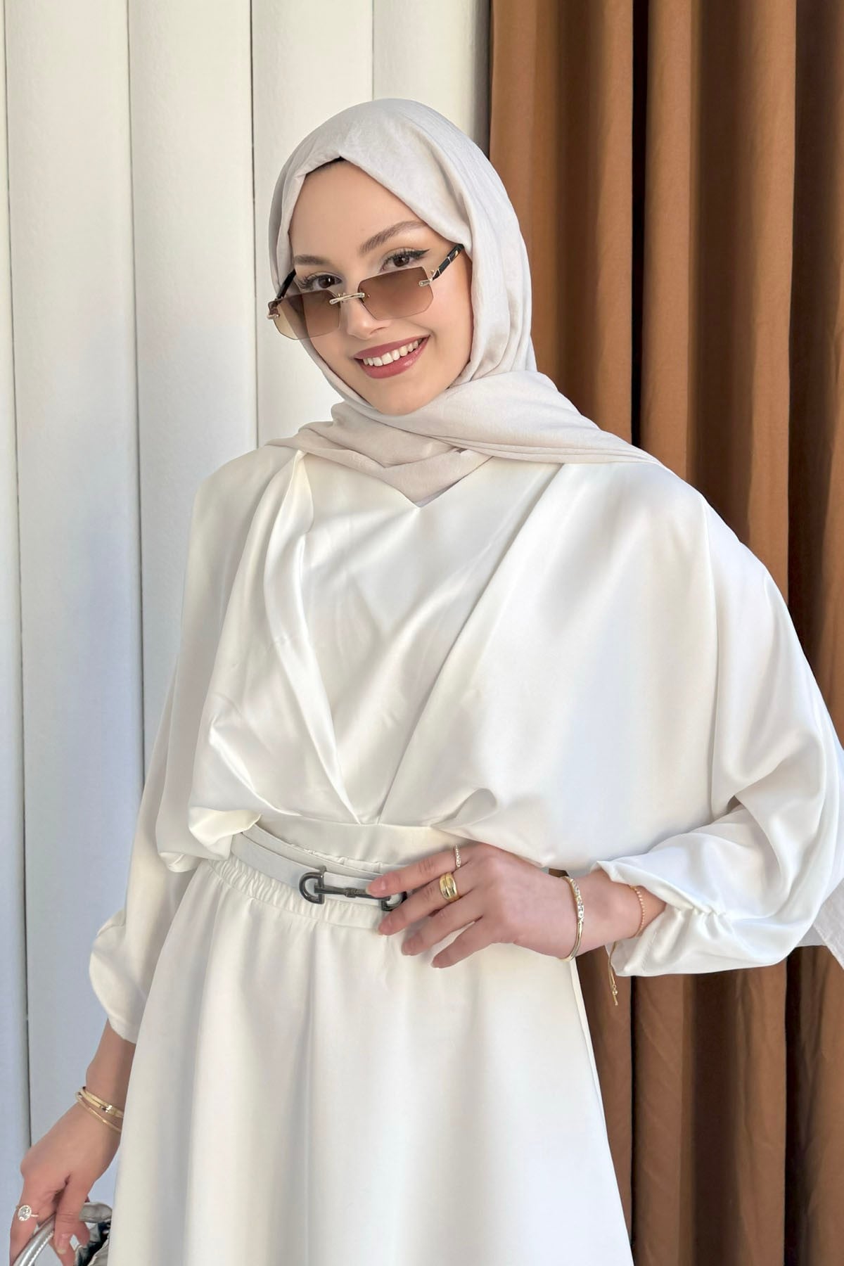 V Yaka Gipe Detaylı Etek Ucu Pileli Bluz-EKRU