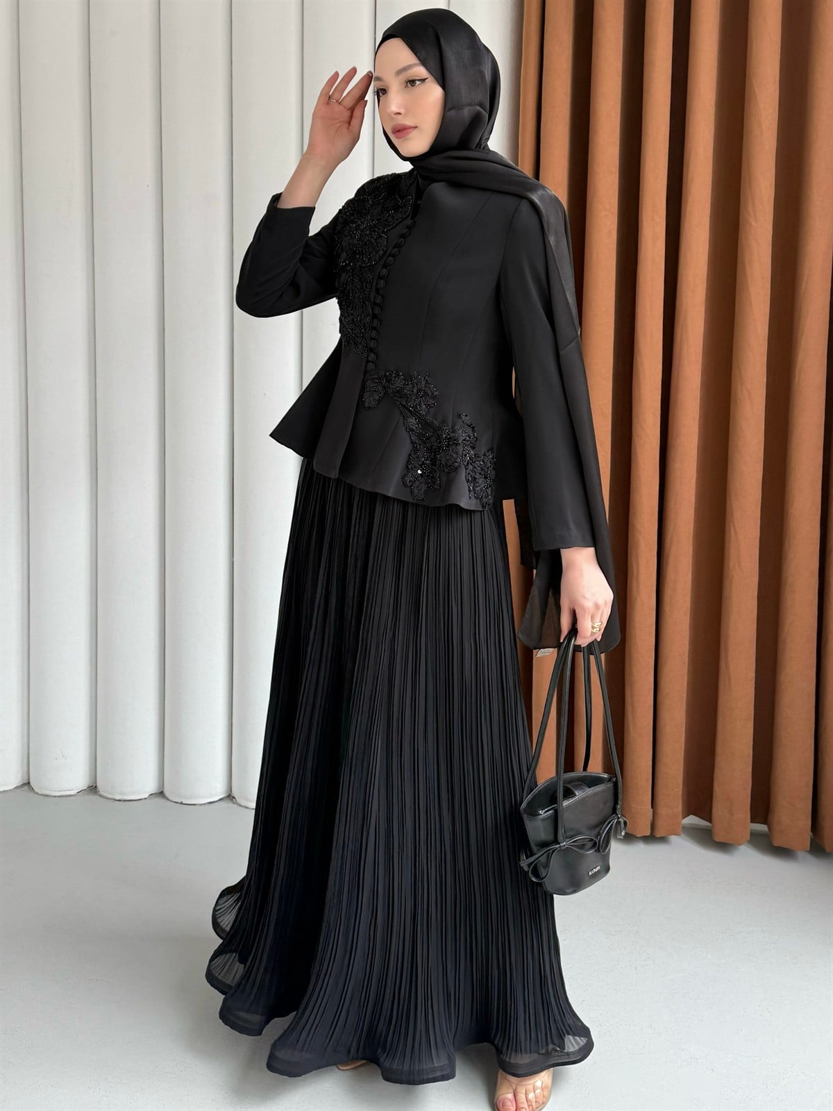 VELORA LUX Boncuk İşlemeli Ceketli Pileli Etek Tesettür Abiye Takım-SİYAH