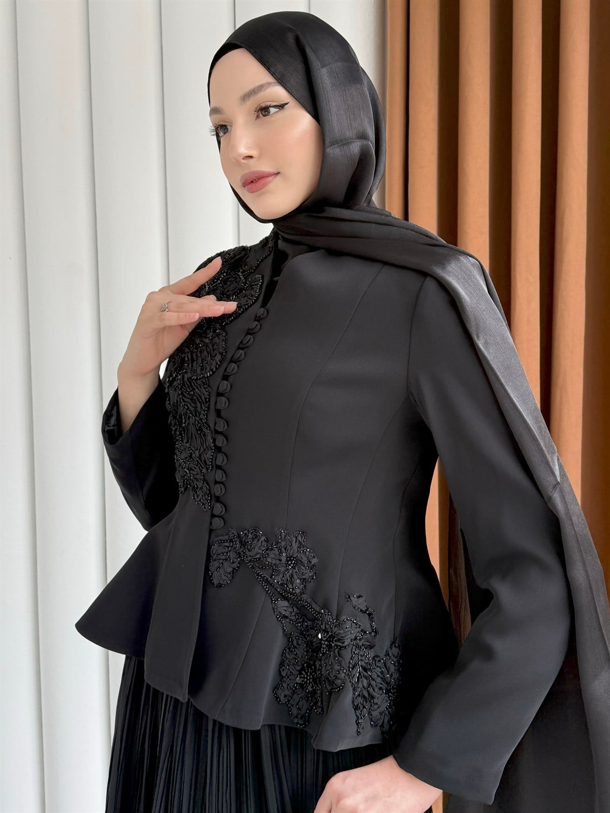 VELORA LUX Boncuk İşlemeli Ceketli Pileli Etek Tesettür Abiye Takım-SİYAH