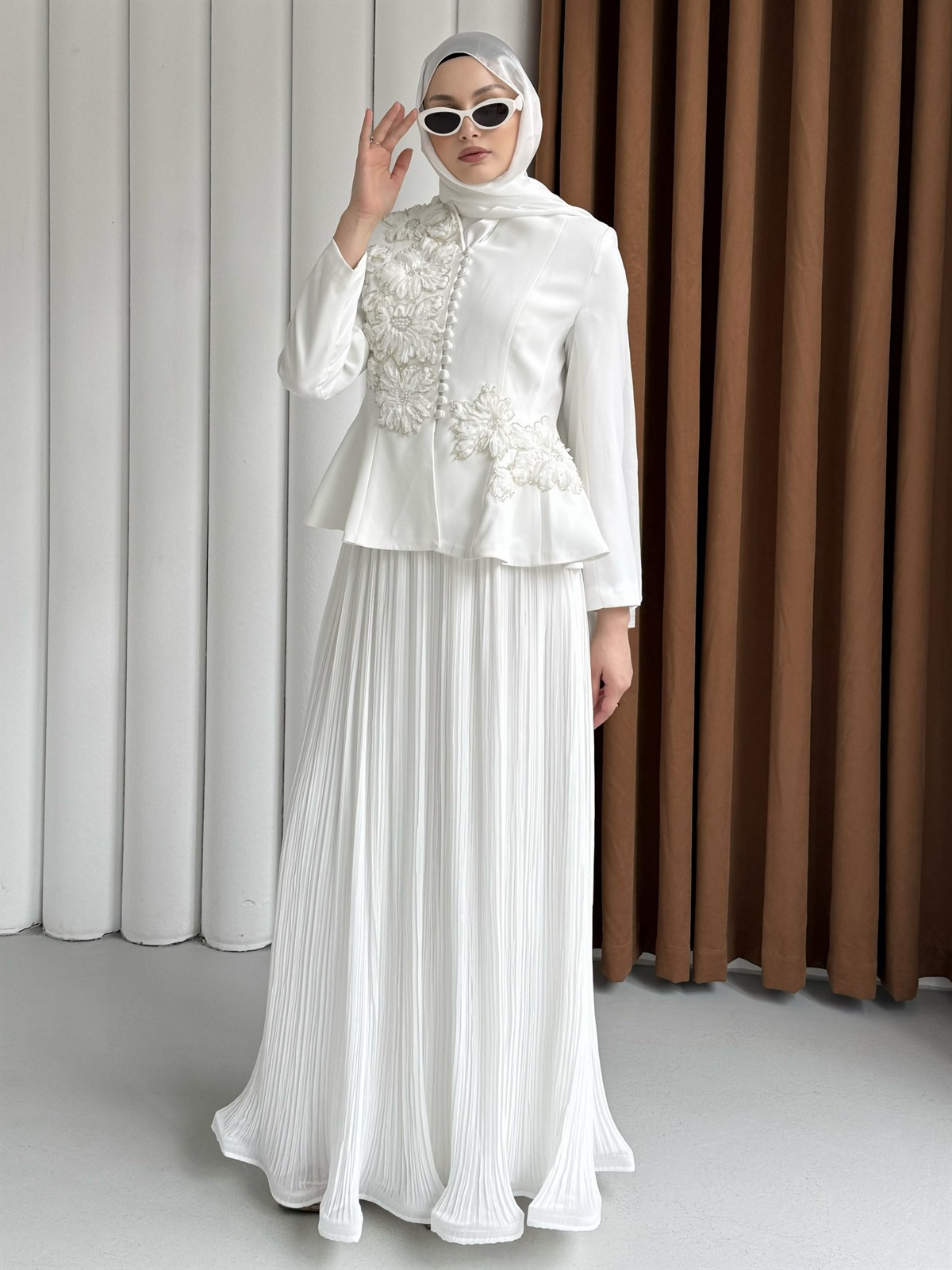 VELORA LUX Boncuk İşlemeli Ceketli Pileli Etek Tesettür Abiye Takım-BEYAZ