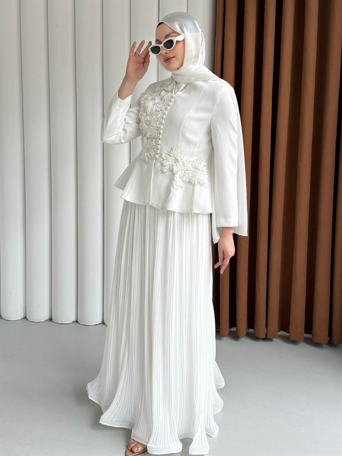 VELORA LUX Boncuk İşlemeli Ceketli Pileli Etek Tesettür Abiye Takım-BEYAZ